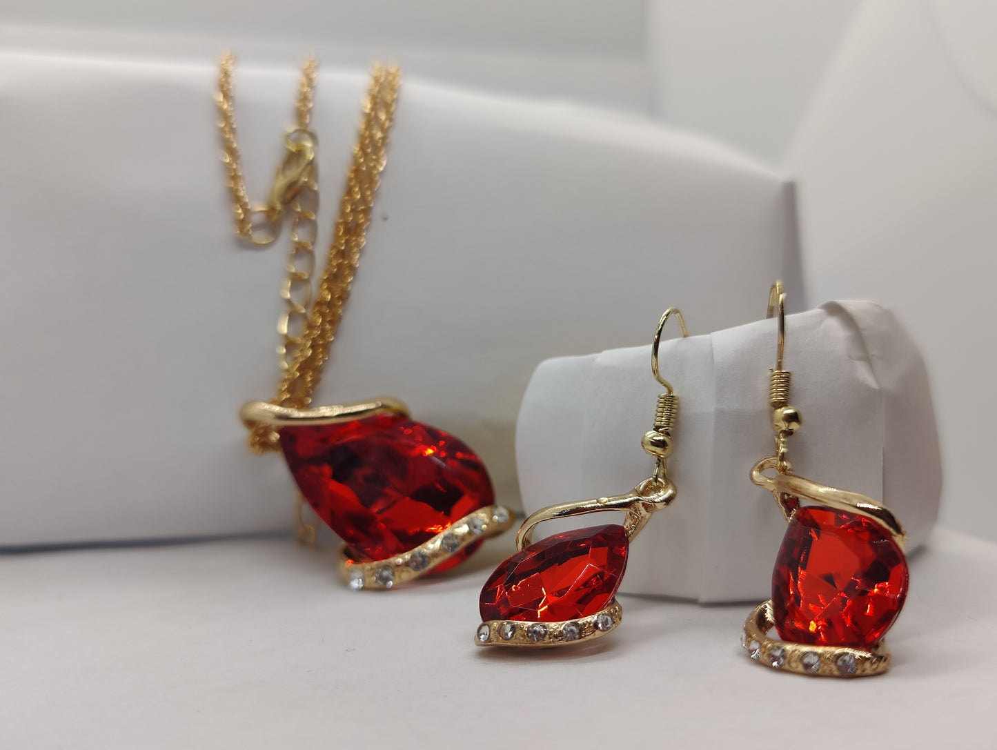 Red Drops in golden color glass necklace and earrings set